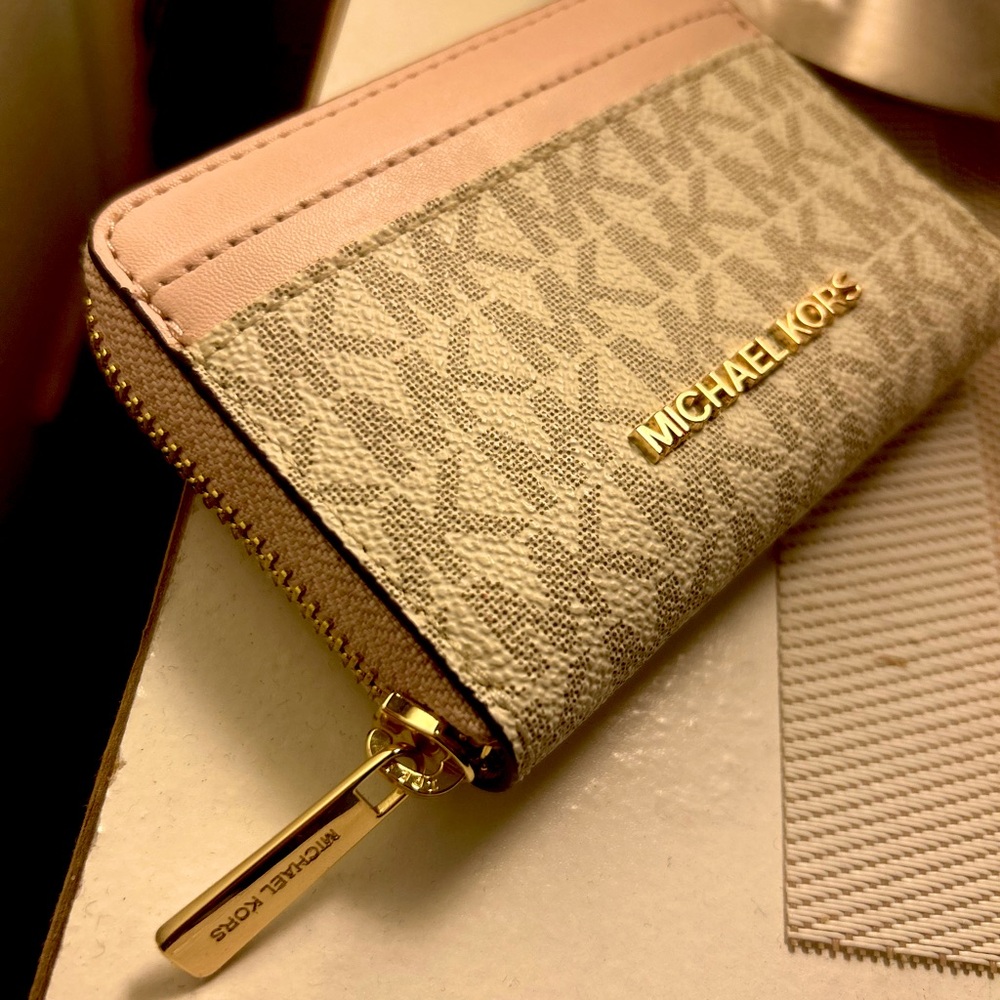 MICHAEL KORS brand new Jet Set Travel Medium Logo Zip-Around Card Case